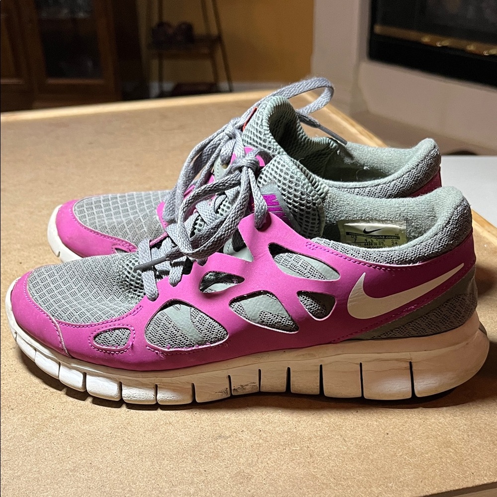 Nike Free Run 2 Women’s Running Shoes – Size 7 – Fuchsia Pink & Gray.